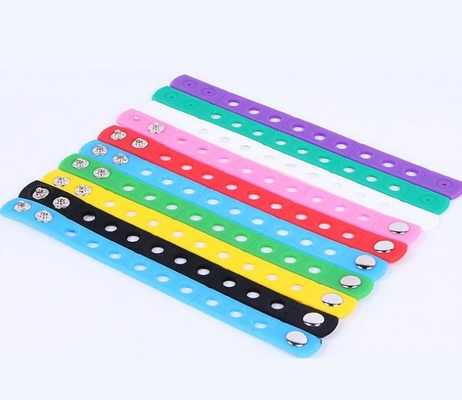Pulseras de la goma de silicona del regalo del deporte ajustables con con encantos del PVC