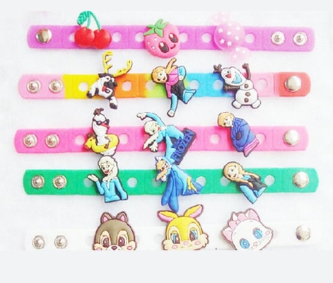 Pulseras de la goma de silicona del regalo del deporte ajustables con con encantos del PVC