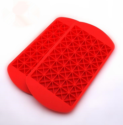 El mini cubo de hielo del silicón del triángulo moldea el color negro rojo de 160 cavidades para el congelador