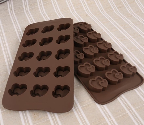 El chocolate en forma de corazón del silicón de la galleta moldea la caja fuerte de relleno fácil del lavaplatos