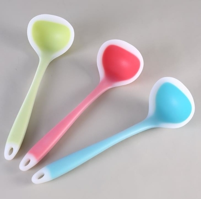 Herramienta de la cocina de la cuchara de sopa de la categoría alimenticia de la talla media en colores translúcidos