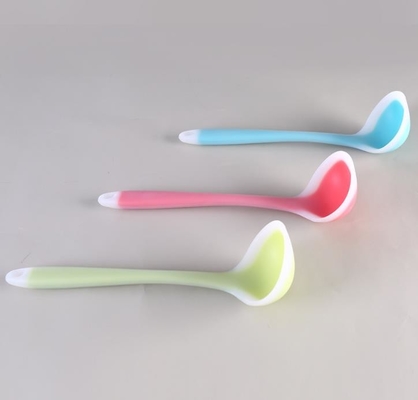 Herramienta de la cocina de la cuchara de sopa de la categoría alimenticia de la talla media en colores translúcidos