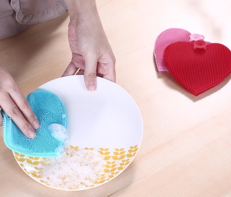 Cepillo del lavado del silicón de la categoría alimenticia de la forma del corazón para los platos y la fruta de limpieza