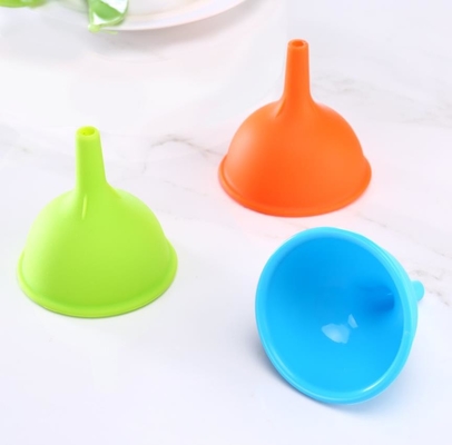 Mini herramientas estándar de la cocina del embudo del aceite de silicón de la categoría alimenticia del embudo del tamaño