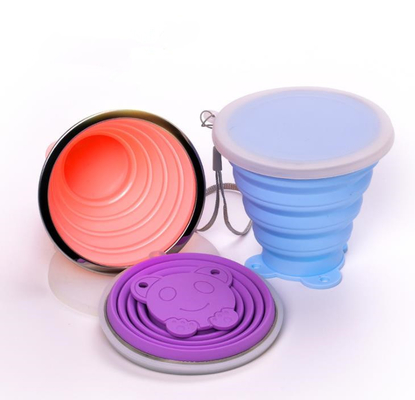 BPA liberan la taza plegable del deporte del silicón de la categoría alimenticia con el acollador largo