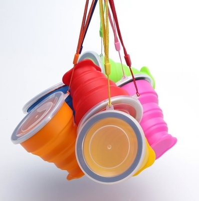 Taza plegable plegable del uso que viaja del silicón portátil de la categoría alimenticia