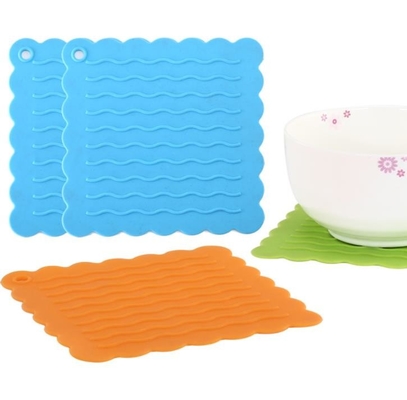 Las herramientas de la cocina del silicón de Placemat del gastrónomo grabaron en relieve el modelo de onda de agua
