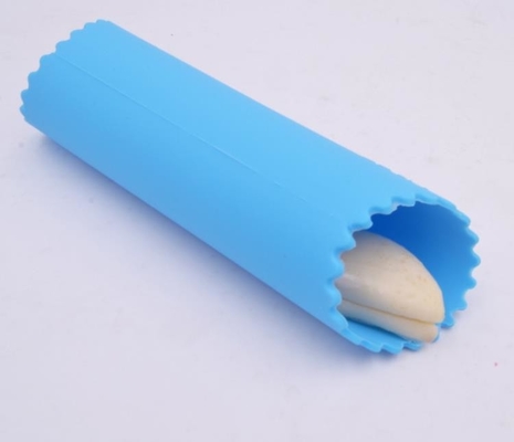 La cocina colorida del silicón equipa la operación fácil ligera de Peeler del ajo