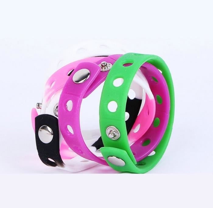 Los agujeros promocionales diseñan las pulseras ajustables, botón de goma coloreado del metal de las pulseras